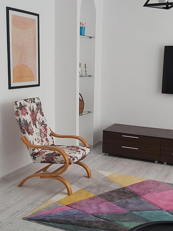 Chic Apartament Дева Екстериор снимка