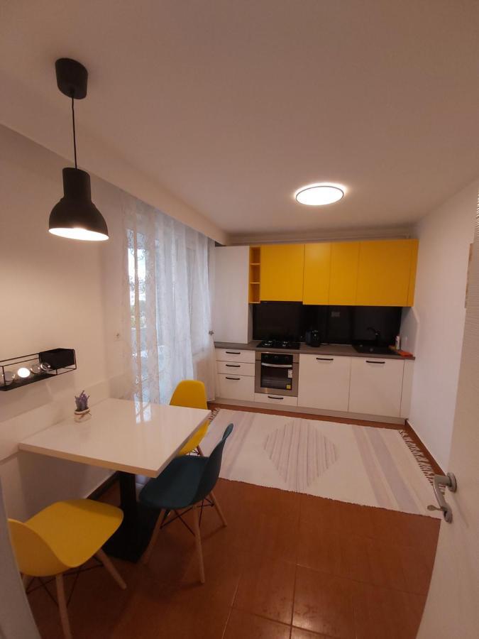 Chic Apartament Дева Екстериор снимка